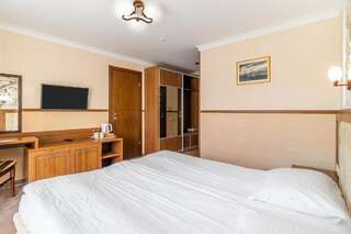 Отель Petros Hotel Буковель Двухместный номер с 1 кроватью или 2 отдельными кроватями-9